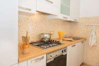 Bildet viser kjøkkenet i ferieleiligheten Marco i Buganvilla.