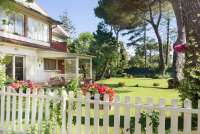 Bildet viser feriehuset Buganvilla med hage og gressplen.