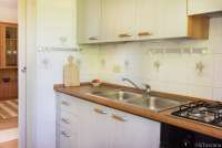 Bildet viser kjøkkenet i ferieleiligheten Lorenzo ved havet i Tirrenia.