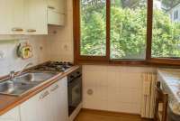 Bildet viser kjøkkenet med vindu i ferieleiligheten Lorenzo ved havet i Tirrenia.