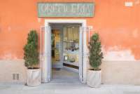 Bildet viser inngangen og utstillingsvinduet til gullsmeden som ligger i middelalderlandsby i Toscana.