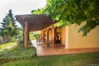 Bildet viser terrassene til Limone, Mela og Uva og plenen rundt. På feriebostedet La Pergola i Italia. 