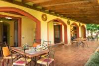 Bildet viser utemøblene på terrassene utenfor ferieleilighetene Limone, Mela og Uva. På feriebostedet La Pergola, ved i Toscana.