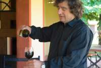 Bildet viser verten Fabio som skjenker vin for vinsmaking. På feriebostedet La Pergola i Toscana. 