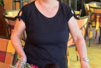 Bildet viser vertinnen Tatiana med et fat med grønnsaker som skal brukes på matkurs. På feriebostedet La Pergola i Toscana. 