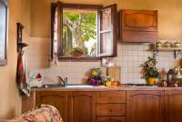 Bildet viser kjøkkenet i ferieleiligheten Fragola på La Pergola, ved Pisa i Toscana.