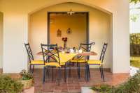 Bildet viser terrassen med oppdekket spisebord utenfor ferieleiligheten Uva. På feriebostedet La Pergola ved landsby i Toscana.