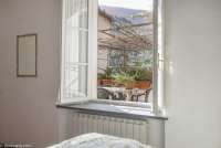 Ett av de fire soverommene i ferieleiligheten Terrazza. Vindu mot terrassen. Foto.