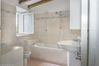 Ett av de tre badene i ferieboligen har badekar. Foto.