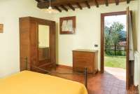 Bildet viser et soverom med kleskap og dør ut i Villa Verde nært Pisa.