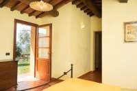 Bildet viser et soverom med dobbeltseng i feriehuset Villa Verde.