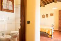 Bildet viser et soverom og tilhørende bad i feriehuset Villa Verde.