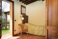 Bildet viser et soverom med to enkeltsenger i feriehuset Villa Verde ved Pisa.