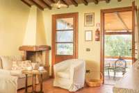 Bildet viser sofa, lenestoler og dør ut til terrasse i feriehuset Villa Verde.