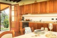 Bildet viser spisebord og kjøkken i feriehuset Villa Verde.