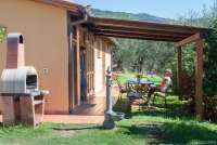 Bildet viser feriehuset Villa Verde med terrasse og murt utegrill.