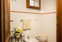 Bildet viser baderom i feriehuset Villa Vista i Italia.