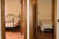 Bildet viser soveromsgang i feriehuset Villa Vista ved landsby i Toscana.