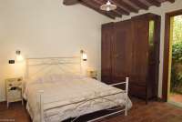 Bildet viser soverom med dobbeltseng og klesskap i feriehuset Villa Vista i Italia.