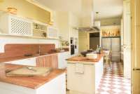 Bildet viser stort kjøkken som passer til å lage mat for mange som reiser sammen på ferie i Toscana.