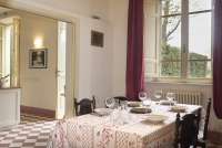 Bildet viser spisestue i stor villa til utleie ved Pisa i Toscana.