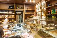 Bildet viser delikatessebutikk ved Pisa i Toscana.