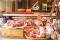 Bildet viser italiensk skinke på lokal matbutikk ved Pisa i Toscana.