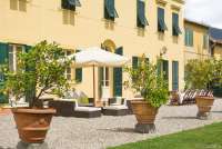 Bildet viser sofagruppe på terrassen til stor villa ved Pisa i Toscana.