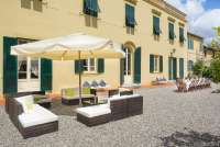 Bildet viser uteplass i toskansk villa ved Pisa i Italia.