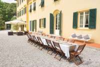 Bildet viser langbord på terrassen til herskapelig villa i Toscana.