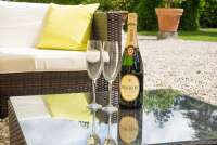 Bildet viser prosecco på terrassebord utenfor stor villa ved Pisa i Italia.