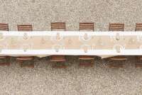 Bildet viser langbord utenfor villa til utleie ved Pisa i Toscana.