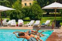 Bildet viser barn som stuper i bassenget. Villa for storfamilien i Toscana.