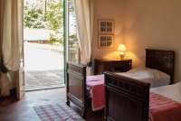 Bildet viser soverom i stor villa for grupper på ferie i Toscana.