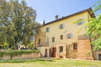 Bildet viser historisk villa til utleie for ferie, midt mellom Pisa og Firenze.