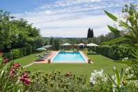 Foto fra bassenget på vingården. Utsikt. Boltreplass for barn og til landskapet i Chianti.