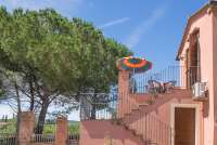 Bildet viser vingården med trapp opp til den solrike terrassen til ferieleiligheten Vinsanto. 