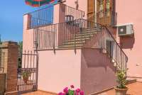 Bildet viser den solrike terrassen til ferieleiligheten Vinsanto på vingård i Toscana, Italia. 