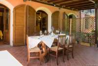 Foto av spiseplass på den store terrassen som egner seg perfekt for grupper av venner som vil feriere sammen i Toscana.