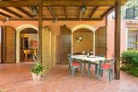 Foto viser uteplassen til ferieleiligheten Chianti med to soverom til høyre. Rommet for vinsmaking vises til venstre.