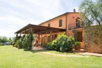 Bilde av feriehuset med den store terrassen. Perfekt for mange personer som vil feriere sammen på vingård i Toscana.