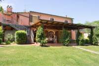 Feriehuset på vingården med terrasser og grønne plener. Foto.