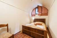 Bildet viser stue sovealkove i ferieleiligheten Roscianello på vingården Terra di Toscana i Chianti.