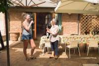 Bildet viser smaking av vin på terrassen som deles av ferieleilighetene i hovedhuset på Borgo Etruschi.