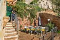 Bildet viser langbord på terrassen til vakkert feriehus med fire soverom på vingården Borgo Etruschi.