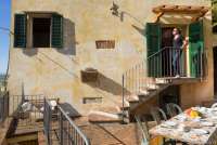 Bildet viser terrassen til den store leiligheten med fire soverom og utsikt. Perfekt for en familiegruppe. Vingården Borgo Etruschi sentralt i Toscana.