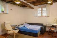 Bildet viser sovesofa i ferieleiligheten Karine midt i middelalderlandsbyen Montemagno ved Pisa.