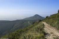 Bildet viser tursti i fjellene Monti Pisani ovenfor landsbyen Calci ved Pisa og Lucca.