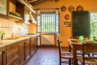 Bildet viser kjøkkenet i det toskanske feriehuset Casa Diana i landsby med privat hage og basseng.