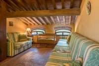 Bildet viser stue med sofaer i ferieboligen Casa Diana i landsby ved Pisa.